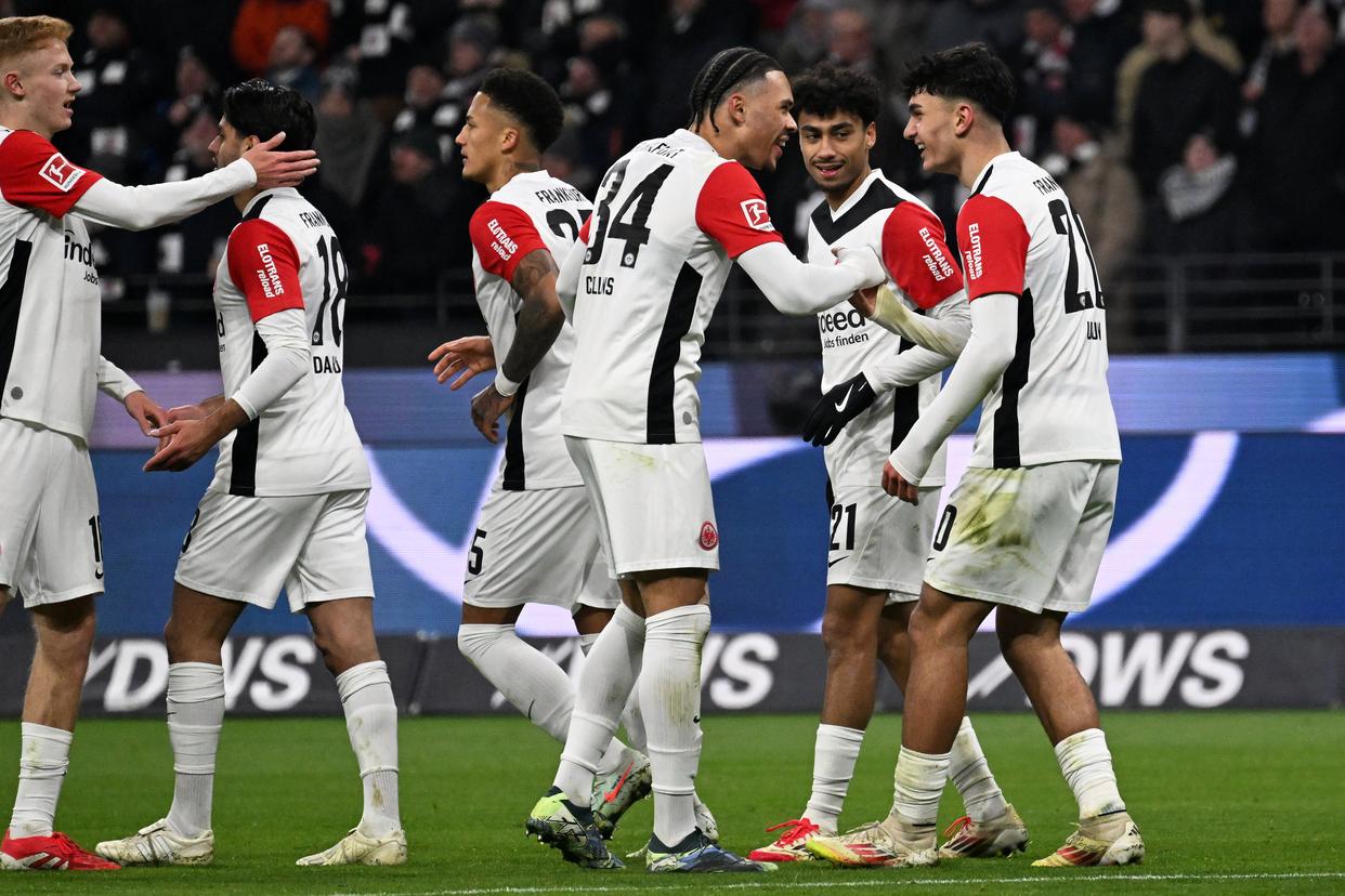 法兰克福球员全力备战主场比赛 法兰克福球员全力备战主场比赛